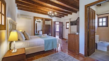 Superior tweepersoonskamer (Medieval Superior Room First Floor) | Luxe beddengoed, een kluis op de kamer, individueel gedecoreerd