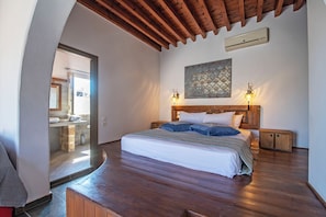 Hochwertige Bettwaren, Zimmersafe, individuell dekoriert