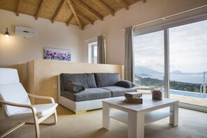 Villa estándar, 1 habitación | Sala de estar | Televisión de pantalla plana de 32 pulgadas con canales vía satélite 
