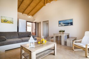 Villa familiar, 2 habitaciones | Área de sala de estar | Televisión de pantalla plana de 32 pulgadas con canales vía satélite 