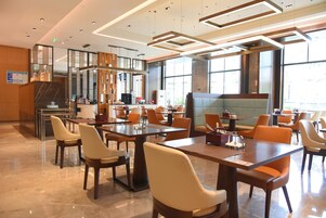 Serveert ontbijt, lunch, diner, internationale gerechten 