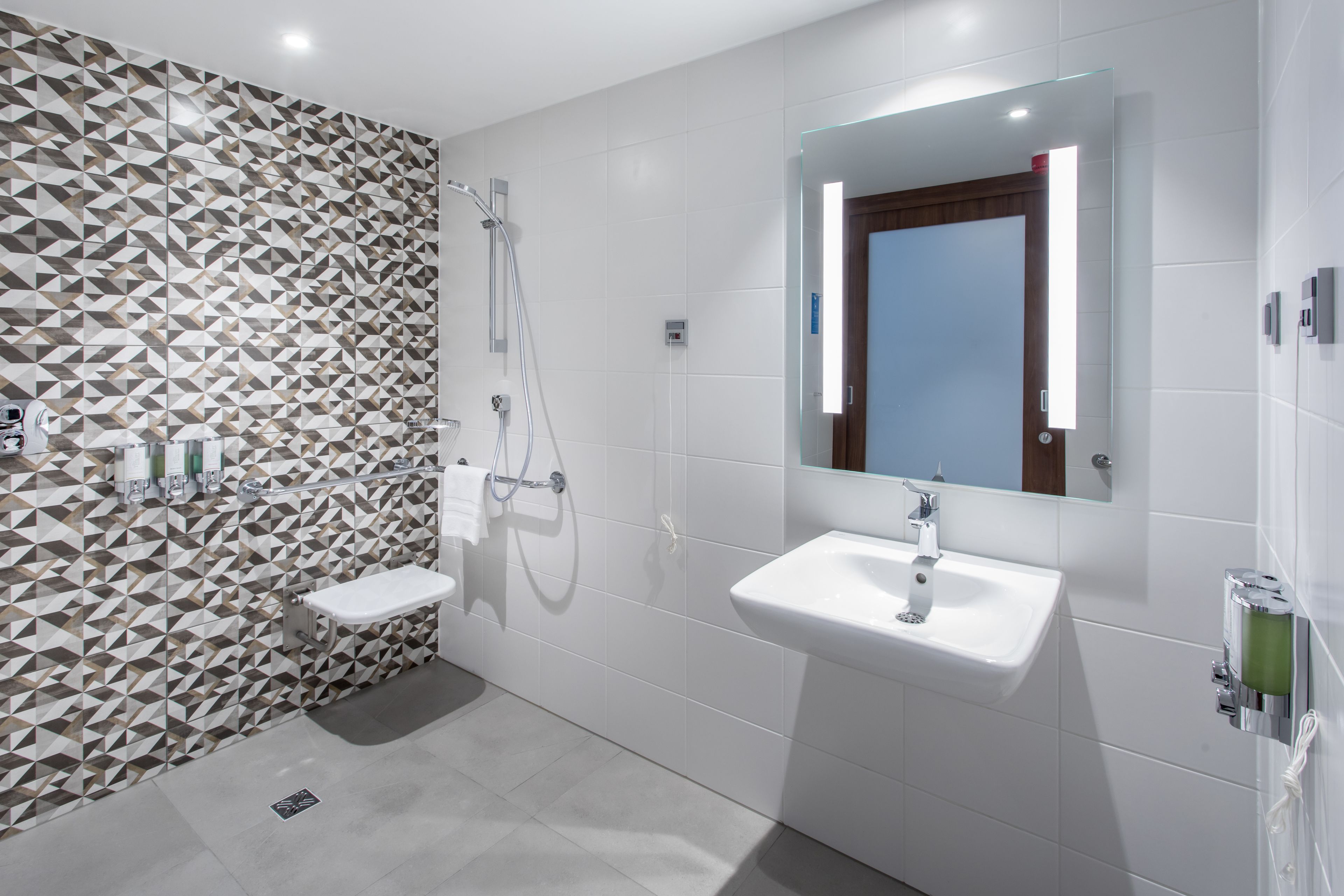 room, 1 queen bed, accessible | bathroom | shower, free toiletries, hair dryer, towels