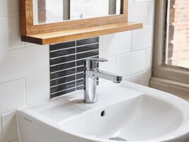 Ducha y bañera combinadas y toallas