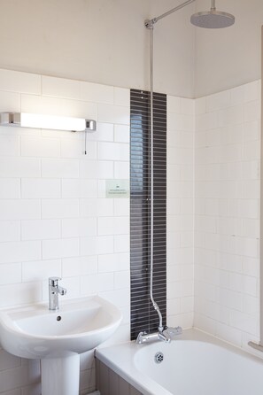 Ducha y bañera combinadas y toallas