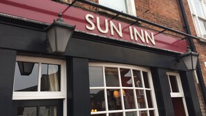 L’extérieur d’un bâtiment sur lequel on peut lire l’inscription « SUN INN ».