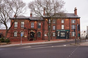 A red brick building with a sign reading "SUN INN" on the front.