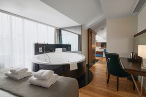 Panoramic Suite, Terrace (with Spa Bath) | Hypo-allergenic bedding, minibar, in-room safe, desk - INX Design Hotel (Kraków)