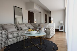 Suite panorámica, terraza (with Spa Bath) | Ropa de cama hipoalergénica, minibar, caja fuerte y escritorio