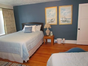 Quarto, 1 cama Queen, banheiro compartilhado