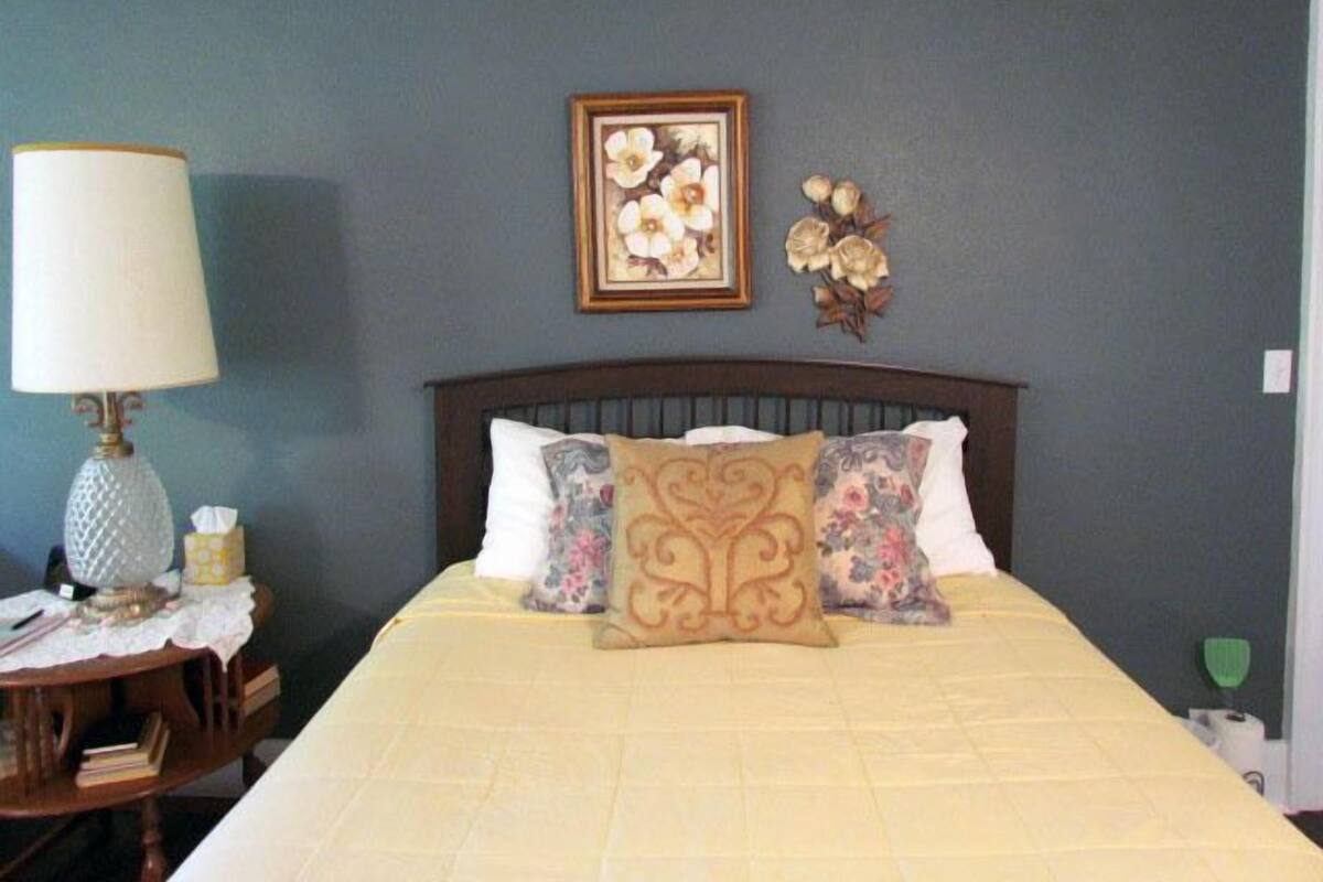 Quarto, 1 cama Queen, banheiro compartilhado