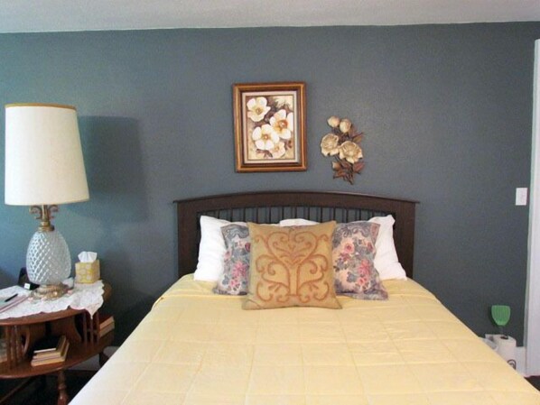 Quarto, 1 cama Queen, banheiro compartilhado