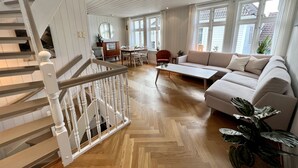 บ้านพัก, 2 ห้องนอน, ห้องครัว, วิวเมือง | บริเวณนั่งเล่น