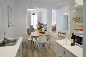 Refrigerador con freezer, microondas, placa de cocina, lavavajillas