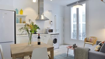 Appartement, 2 chambres | Restauration dans la chambre