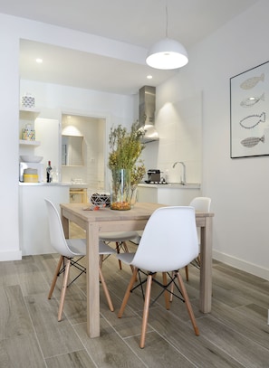 Apartment, 1 Bedroom, Balcony | In-room dining