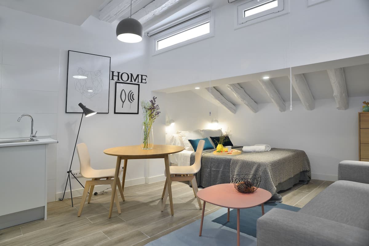 Studio | In-room safe, individually decorated, individually furnished, desk