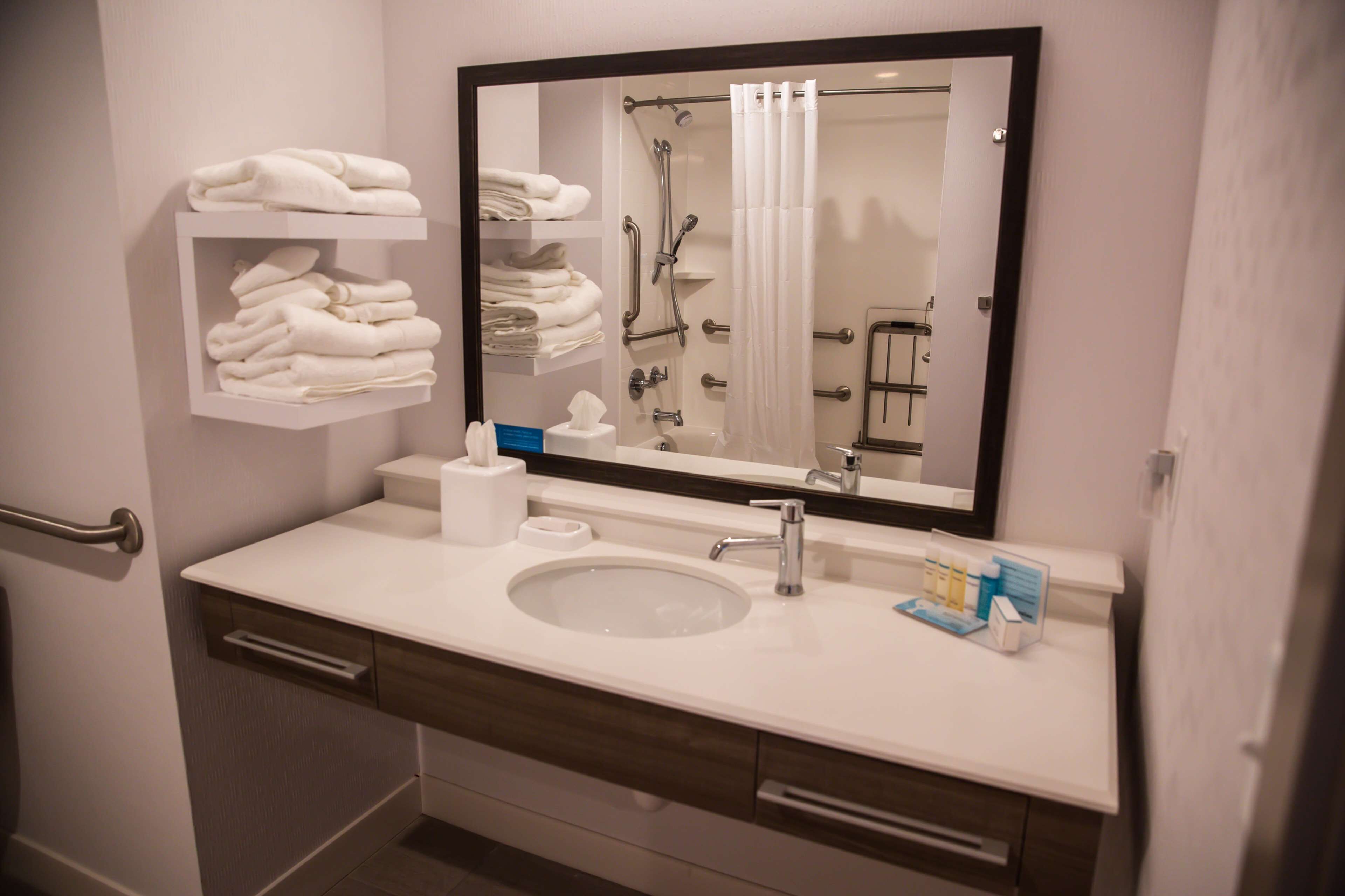 hydromassage showerhead, free toiletries, towels