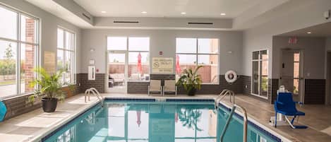 من حمّامات السباحة المغطاة