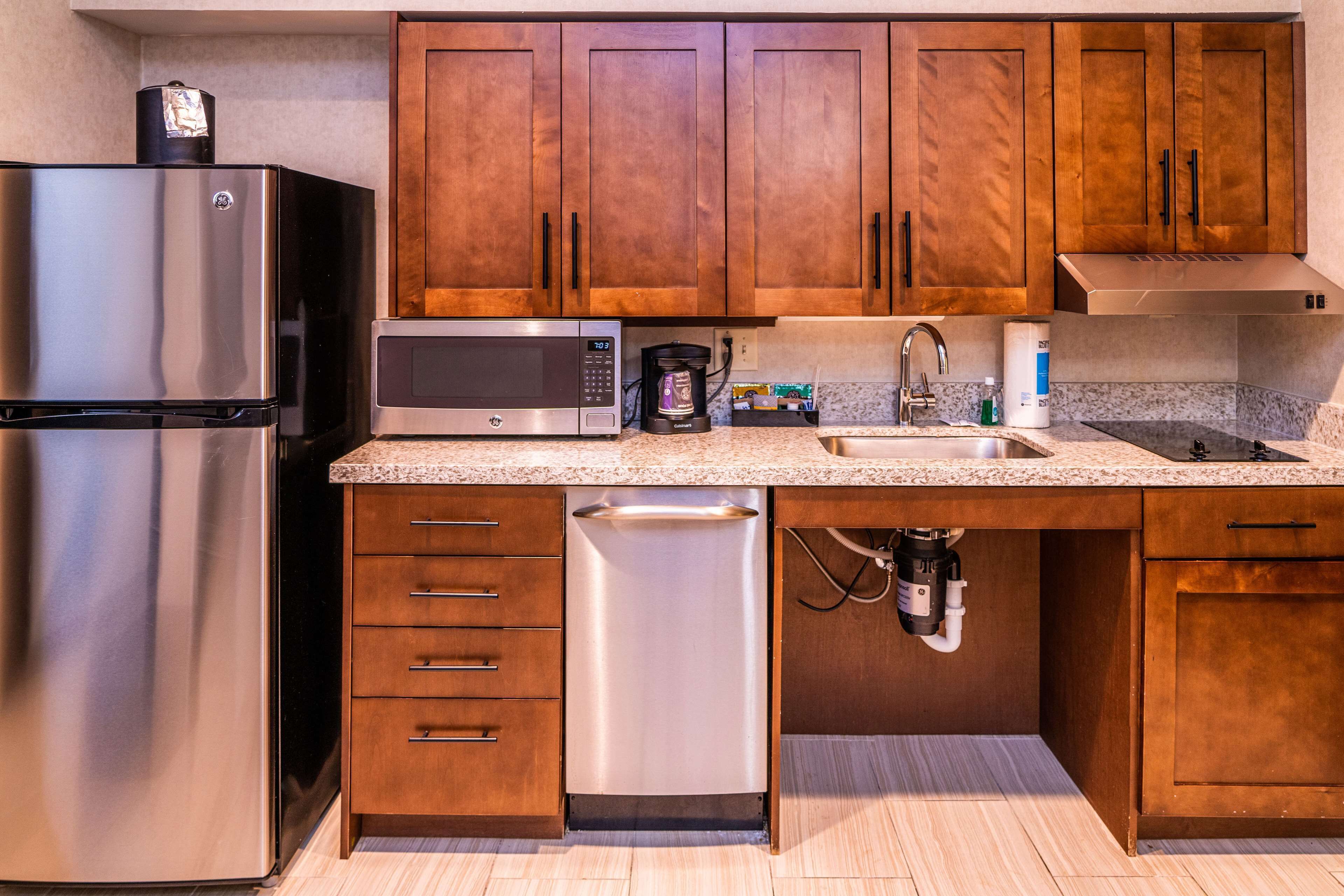studio suite, 1 king bed, non smoking | private kitchen | fridge, microwave, stovetop, dishwasher