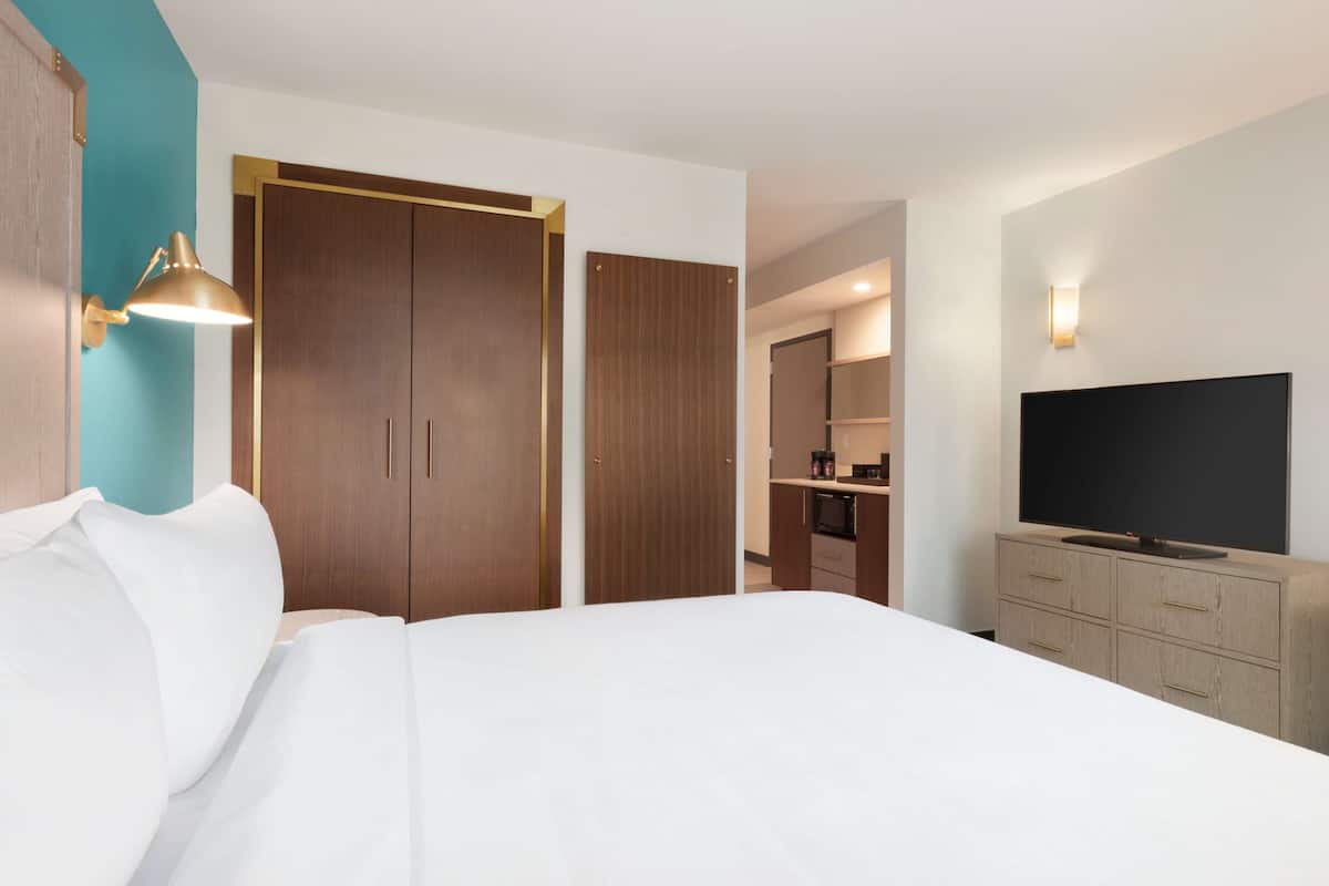 1 habitación, caja de seguridad en la habitación y escritorio