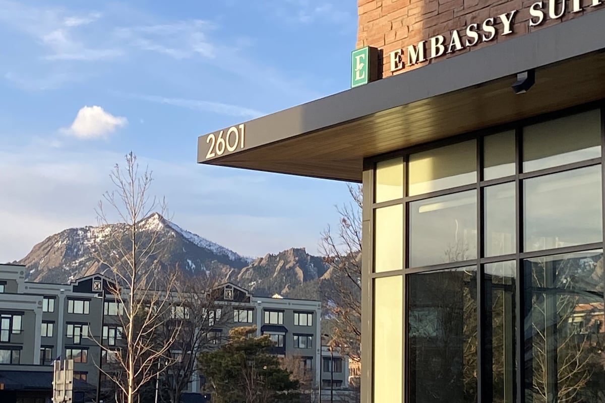 Un edificio con un letrero que dice "Embassy Suite" y el número "2601".
