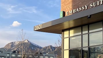 Un edificio con un letrero que dice "Embassy Suite" y el número "2601".