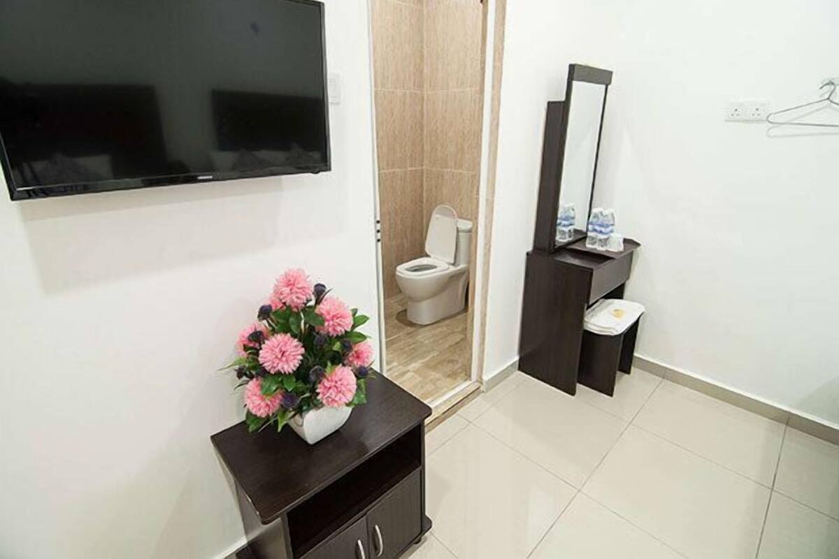 Family Room | Bathroom | Shower, free toiletries, hair dryer (on request), towels