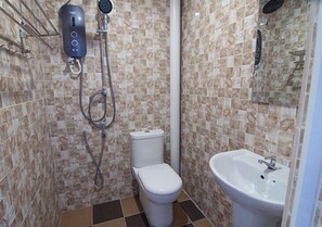 Shower, free toiletries, hair dryer, towels - Hotel Sagittario (Ipoh)
