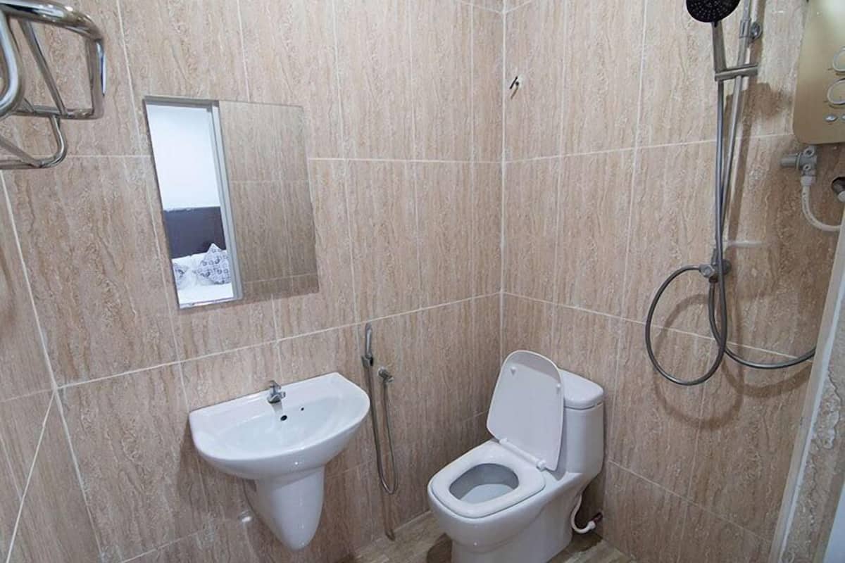 Shower, free toiletries, hair dryer, towels