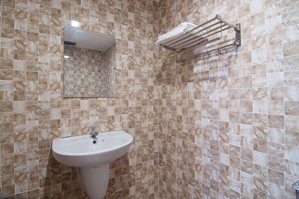 Twin Room | Bathroom | Shower, free toiletries, hair dryer (on request), towels