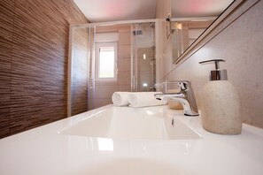 Apartamento standard, sacada, vista para o mar | Pia do banheiro
