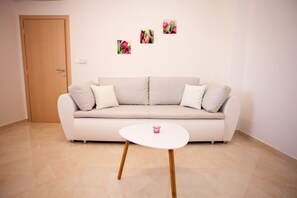 Superior-Apartment, Balkon, Meerblick (Cherry) | Wohnbereich | Flachbildfernseher