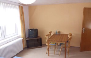 Family Room, 2 Bedrooms | In-room dining