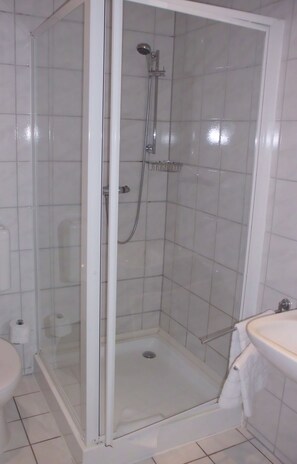 Habitación básica doble | Baño | Regadera, amenidades de baño gratuitas, secadora de cabello, toallas 
