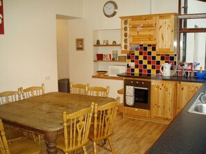 Mökki, oma kylpyhuone, näköala puutarhaan | Yksityinen keittiö | Syöttötuoli