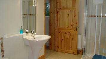 Cottage, Private Bathroom, Garden View | Bathroom