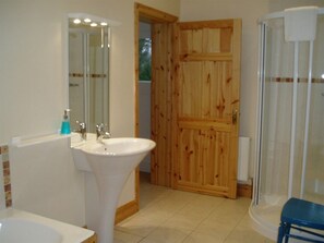 Mökki, oma kylpyhuone, näköala puutarhaan | Kylpyhuone