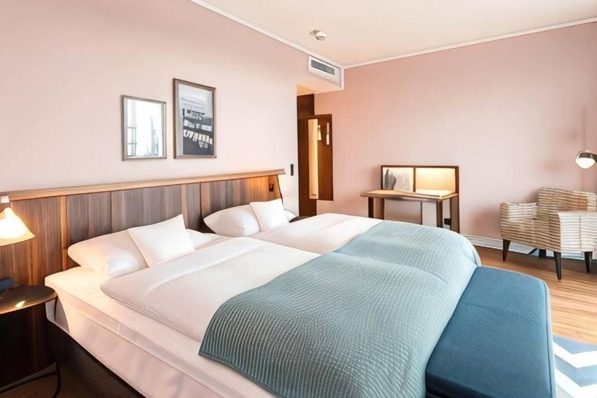 Bộ đồ giường cao cấp, minibar, két bảo mật tại phòng, bàn 