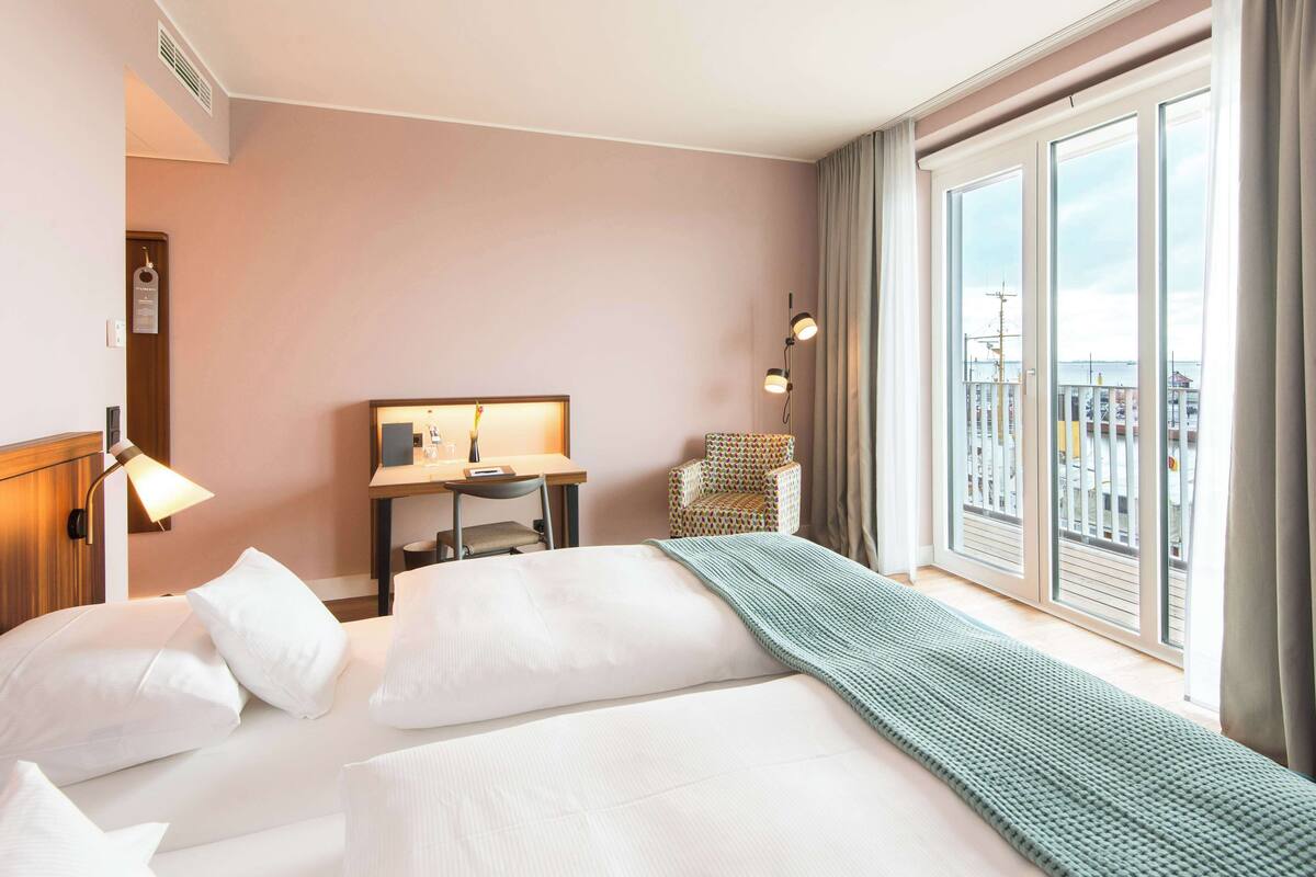 Phòng Superior, 1 giường đôi, ban công (Larger Room) | Bộ đồ giường cao cấp, minibar, két bảo mật tại phòng, bàn 