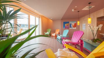 Una habitación con vistas a un edificio, un ventanal grande y un ventilador de techo.