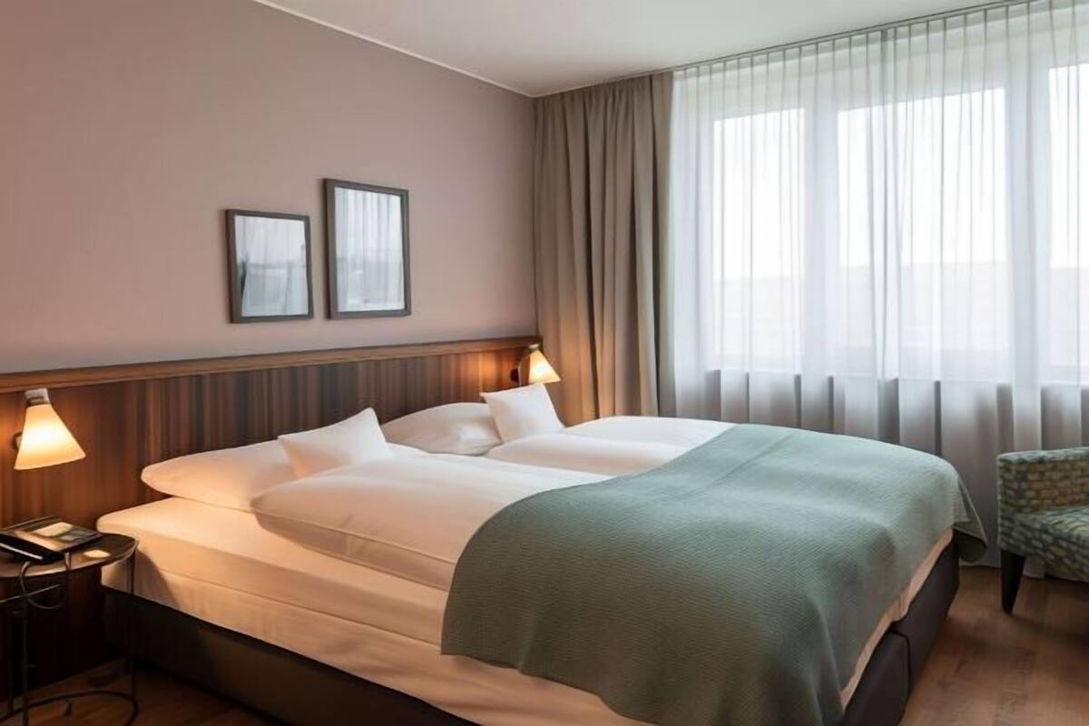 Bộ đồ giường cao cấp, minibar, két bảo mật tại phòng, bàn 