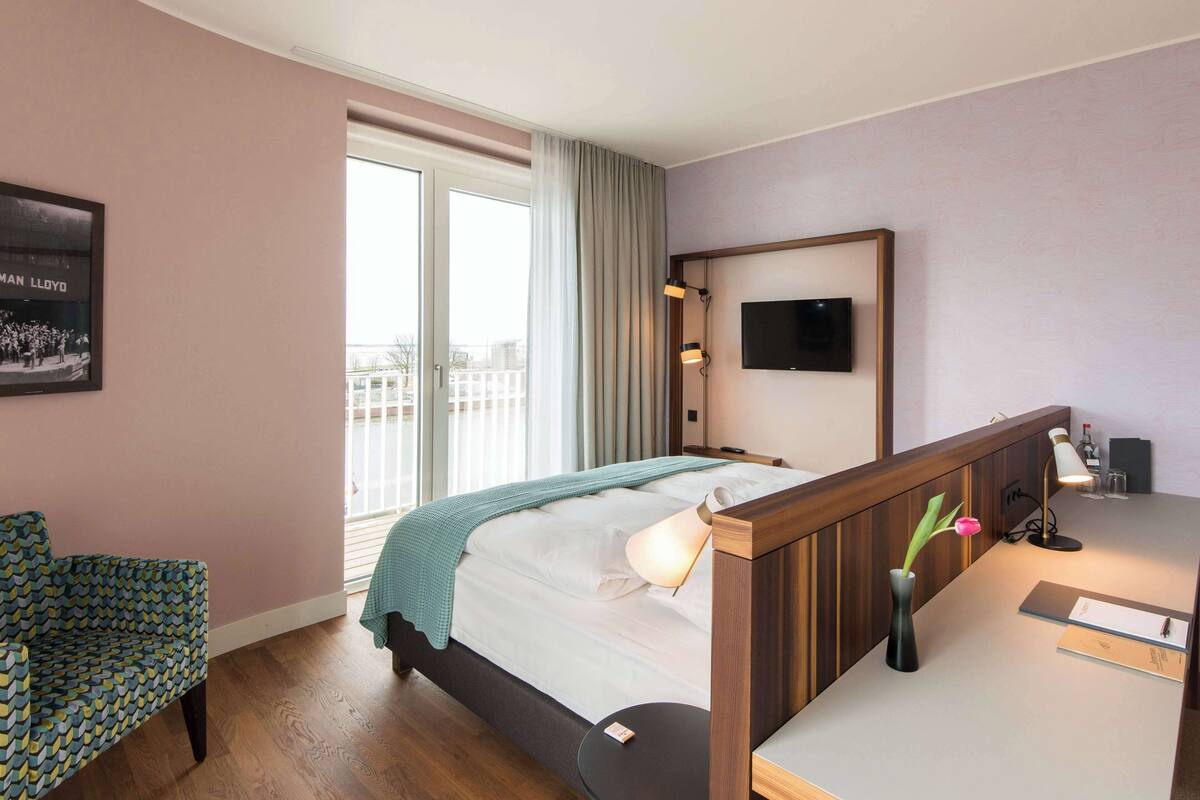 Phòng Tiêu chuẩn, 1 giường đôi, ban công | Bộ đồ giường cao cấp, minibar, két bảo mật tại phòng, bàn 