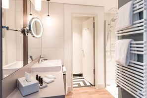 Shower, eco-friendly toiletries, hair dryer, towels - THE LIBERTY Hotel Bremerhaven, BW Signature Collection (Bremerhaven)