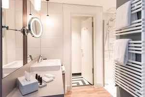 Ducha, artículos de tocador ecológicos, secador de pelo, toallas