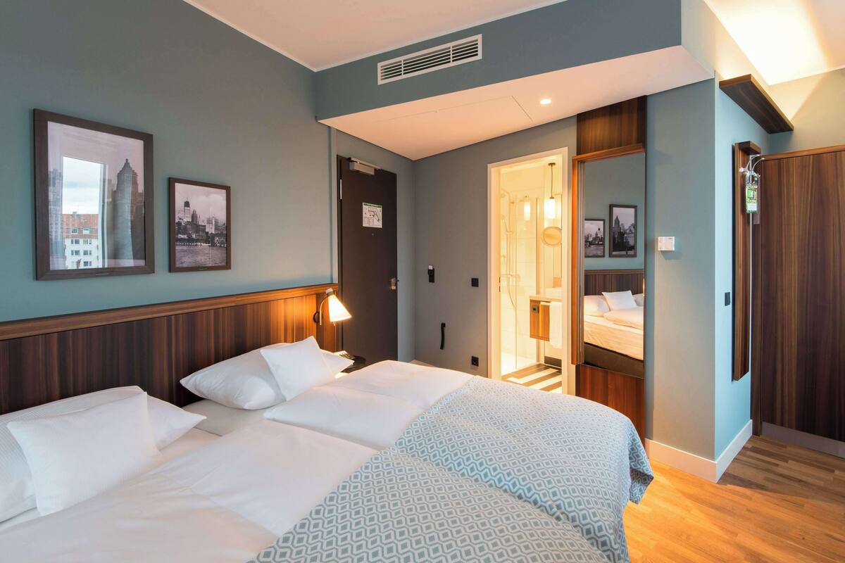 Phòng Tiêu chuẩn, 1 giường đôi, quang cảnh thành phố | Bộ đồ giường cao cấp, minibar, két bảo mật tại phòng, bàn 