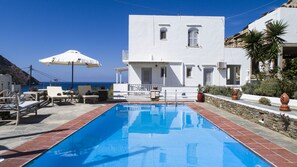 Piscina externa, guarda-sóis, espreguiçadeiras