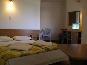 Chambre Double Standard, balcon | Lits bébé (gratuits), lits pliants/supplémentaires gratuits