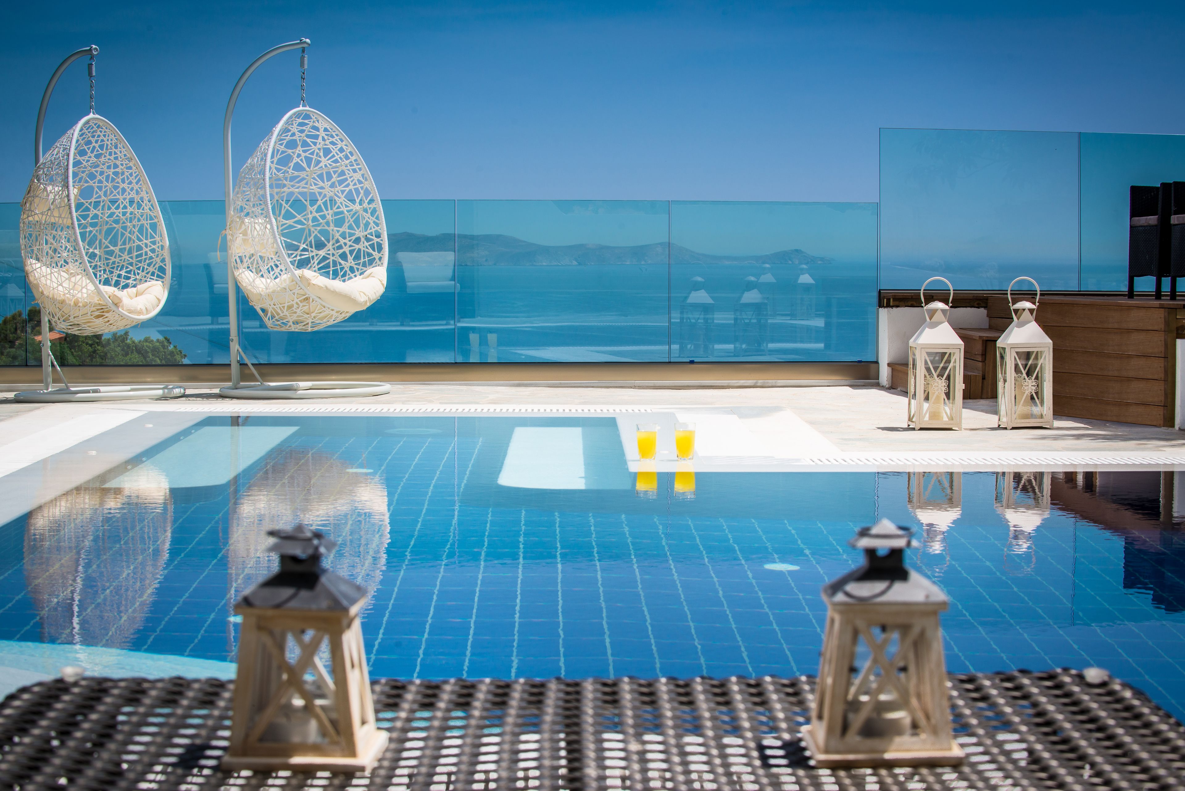 Una piscina al aire libre, sombrillas, tumbonas