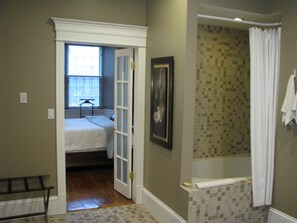 Premium Suite, 1 Queen Bed, Private Bathroom | Bathroom