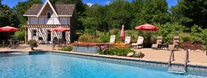 Outdoor pool, sun loungers - Clyde Hall Bed and Breakfast (Lanark Highlands)